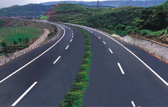 公司修建的碁（江）—万（盛）高速公路 